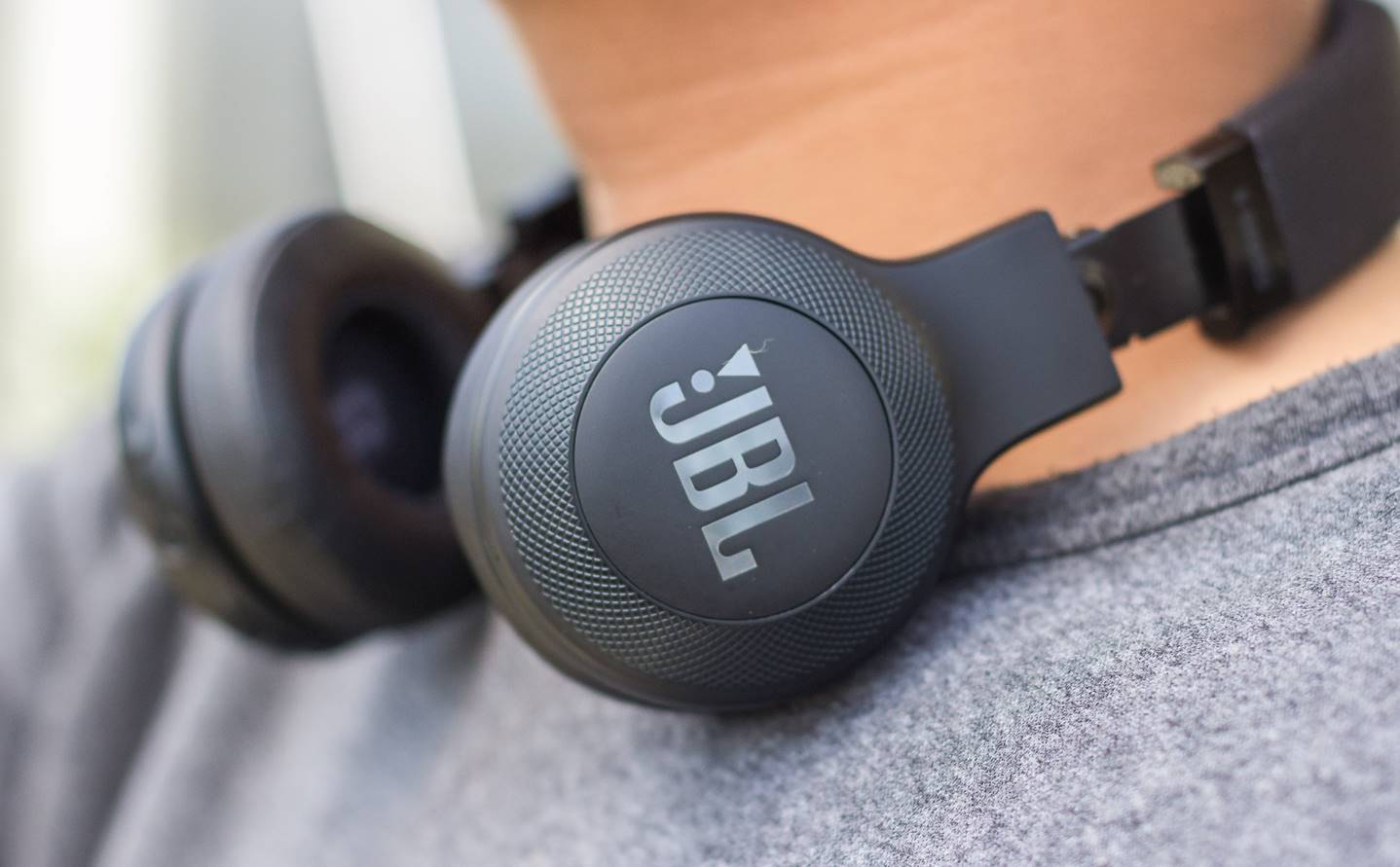 The 4 Best JBL Headphones Of 2022 [Buyer’s Guide]