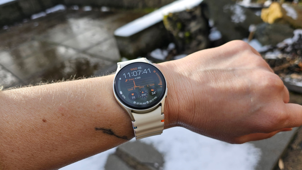 Comfort, screen and controls: Motorola Moto Watch vs Galaxy Watch 7