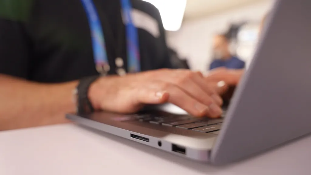 Battery life & charging: Galaxy Book 6 Pro vs Lenovo Yoga Pro 9i Aura Edition