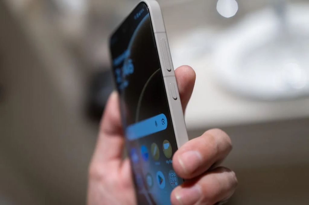 Software & ecosystem: RedMagic 11 Air vs OnePlus 15