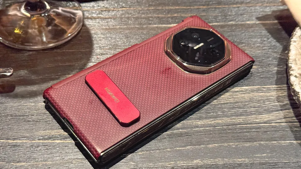 Cameras, mics & speakers: Galaxy Z TriFold vs Huawei Mate XT Ultimate