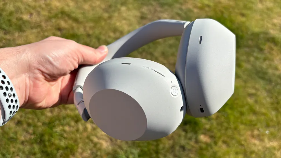 Apple AirPods Max 2 vs Sony WH-1000XM6 Design, Comfort & Build Quality