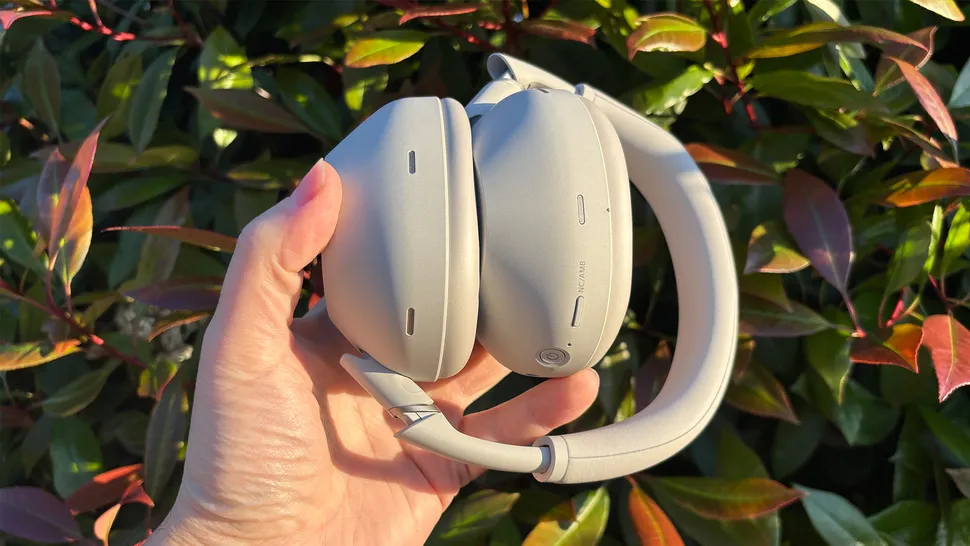 Apple AirPods Max 2 vs Sony WH-1000XM6 Noise Canceling