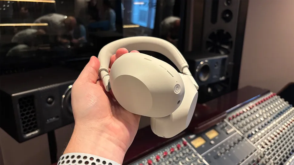 Apple AirPods Max 2 vs Sony WH-1000XM6 Features